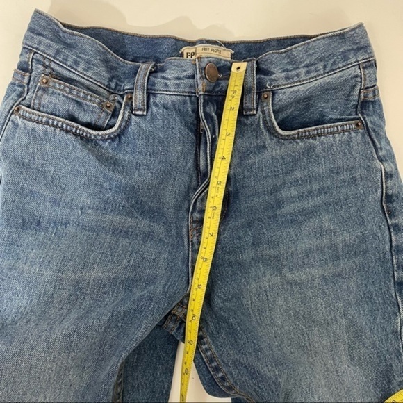 Free People High Rise Release Hem Cropped Jean size 26 blue denim - Picture 8 of 12